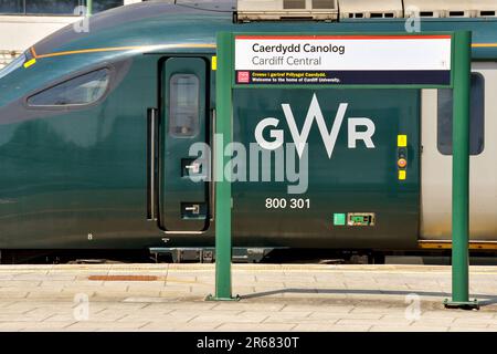 Cardiff, pays de Galles - juin 2023 : train à grande vitesse exploité par Great Western Railway à côté d'un panneau indiquant la gare centrale de Cardiff Banque D'Images