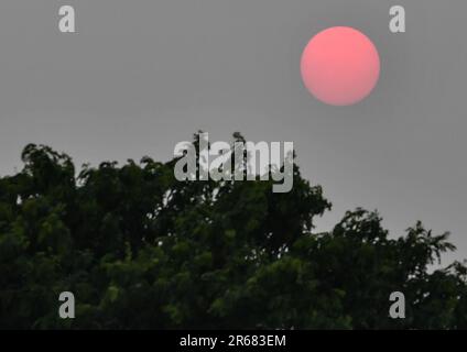 Wilkes barre, États-Unis. 06th juin 2023. Le soleil a une lueur rose due à la fumée et aux particules dans l'air des feux de forêt canadiens. La fumée des feux de forêt canadiens a atteint le nord-est de la Pennsylvanie en jetant une brume jaune. Le ministère de la protection de l'environnement l'a déclaré « code rouge » et conseille aux gens de rester à l'intérieur. (Photo par Aimee Dilger/SOPA Images/Sipa USA) crédit: SIPA USA/Alay Live News Banque D'Images