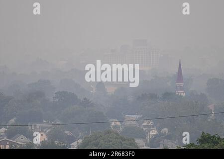 Wilkes barre, États-Unis. 06th juin 2023. Fumée vue dans toute la vallée depuis le site West Side Career à Pringle. La fumée des feux de forêt canadiens a atteint le nord-est de la Pennsylvanie en jetant une brume jaune. Le ministère de la protection de l'environnement l'a déclaré « code rouge » et conseille aux gens de rester à l'intérieur. (Photo par Aimee Dilger/SOPA Images/Sipa USA) crédit: SIPA USA/Alay Live News Banque D'Images