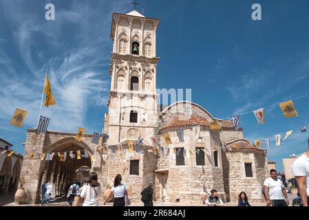 Larnaca, Chypre - 16 avril 2022 : personnes marchant à l'église Saint Lazare Banque D'Images