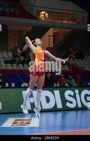 ISTANBUL, TURKIYE - 14 DÉCEMBRE 2022: Anthi Vasilantonaki sert pendant Galatasaray HDI Sigorta vs Savino Del Bene Scandicci CEV Champions League vol Banque D'Images