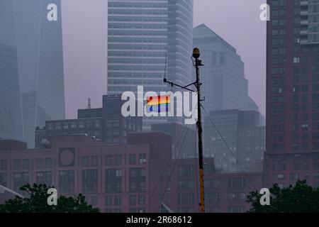 New York, New York, États-Unis. 7th juin 2023. Sous la fumée des feux de forêt canadiens à Tribeca NYC, le drapeau Rainbow Pride vole sur un navire d'époque amarré au Pier 25. (Credit image: © Milo Hess/ZUMA Press Wire) USAGE ÉDITORIAL SEULEMENT! Non destiné À un usage commercial ! Banque D'Images