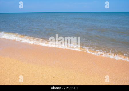 La côte de la mer d'Azov. Les vagues de la mer roulent sur le rivage sablonneux. Plage de sable de Seashell. Banque D'Images