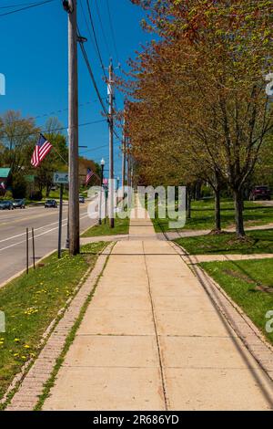 Le trottoir bordé d'arbres le long de la rue North Erie à Mayville, New York, États-Unis Banque D'Images