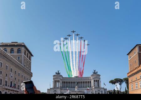 Rome Italie. 02 juin 2023. La célèbre patrouille acrobatique nationale italienne « Frecce Tricolori » laisse un sentier de fumée tricolore tandis qu'ils survolent l'autel du monument de la Patrie sur la Piazza Venezia, pendant la célébration de la Fête de la République italienne. Europe, Union européenne, UE - espace copie Banque D'Images