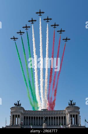 Rome Italie. 02 juin 2023. La célèbre patrouille acrobatique nationale italienne « Frecce Tricolori » laisse un sentier de fumée tricolore tandis qu'ils survolent l'autel du monument de la Patrie sur la Piazza Venezia, pendant la célébration de la Fête de la République italienne. Europe, Union européenne, UE Banque D'Images