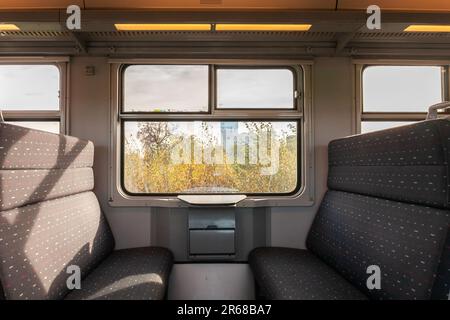 Photo d'un siège typique d'un train européen, vide, en route en Belgique, en Europe, dans un train régional de l'UEM. Banque D'Images