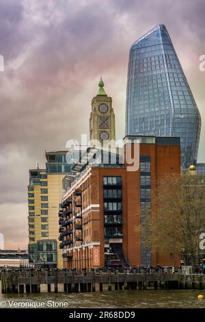 LONDRES, ANGLETERRE - le 18th AVRIL 2023 : vue sur la tour Oxo, le quai de la tour Oxo et un des Blackfriars sur la rive sud, le soir d'une tempête de nuages Banque D'Images