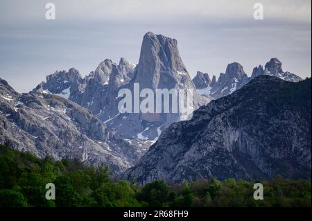 Vue sur Naranjo de Bulnes ou PICU Urriellu, pic calcaire datant de l'ère paléozoïque, situé dans la région centrale de Macizo de Picos de Europa, montagne r Banque D'Images