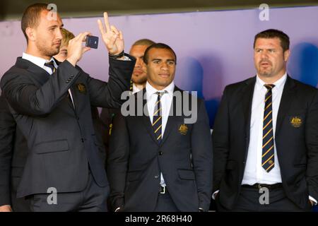 Quade Cooper prend une photo tandis que les joueurs de l'équipe australienne de la coupe du monde de rugby arrivent à l'aéroport international d'Auckland, Nouvelle-Zélande, mardi, 06 septembre, 2011. Banque D'Images