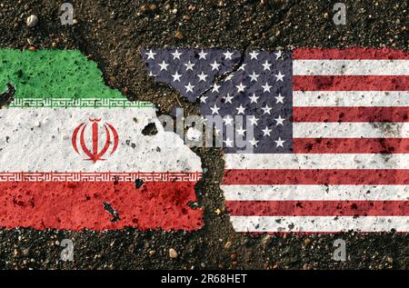 Sur la chaussée sont des images des drapeaux de l'Iran et des Etats-Unis, comme un symbole de confrontation. Image conceptuelle. Banque D'Images