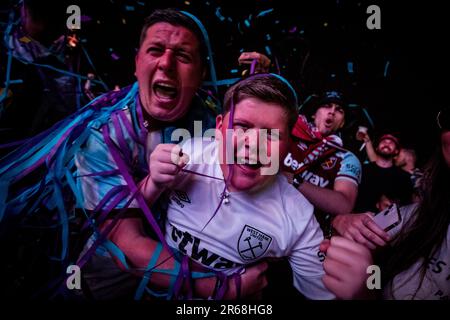 Prague, République tchèque. 07th juin 2023. Les fans du Ham-Uni de l'Ouest célèbrent un but lors du match final de la Ligue des conférences européennes : l'ACF Fiorentina contre le FC du Ham-Uni de l'Ouest, dans la zone des fans du Ham-Uni de l'Ouest, sur 7 juin 2023, à Prague, en République tchèque. Crédit: Jaroslav Svoboda/CTK photo/Alamy Live News Banque D'Images