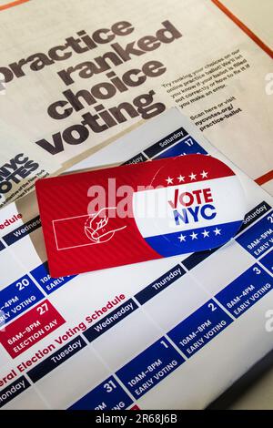 Encore la vie de l'information de vote, matériel pour les élections du conseil municipal, 2023, New York City, Etats-Unis Banque D'Images