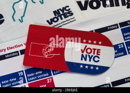 Encore la vie de l'information de vote, matériel pour les élections du conseil municipal, 2023, New York City, Etats-Unis Banque D'Images