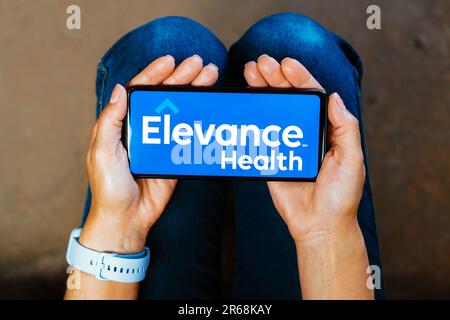 Dans cette illustration, le logo Elevance Health s'affiche sur l'écran d'un smartphone. Banque D'Images