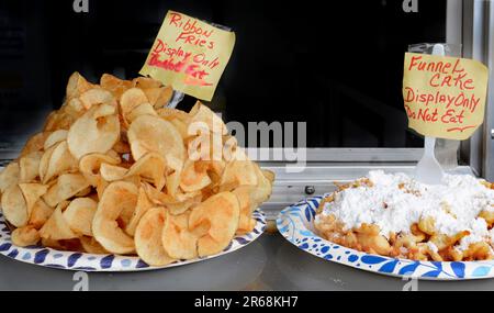 Un vendeur de produits alimentaires vend des frites et des gâteaux en entonnoir lors d'un festival à Abingdon, en Virginie. Banque D'Images