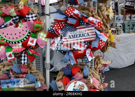 Un vendeur vend des articles artisanaux patriotiques lors d'un festival à Abingdon, en Virginie. Banque D'Images