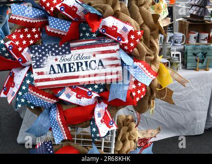 Un vendeur vend des articles artisanaux patriotiques lors d'un festival à Abingdon, en Virginie. Banque D'Images