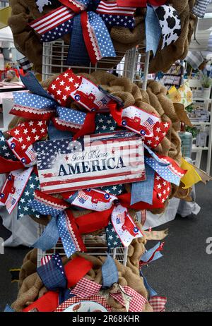 Un vendeur vend des articles artisanaux patriotiques lors d'un festival à Abingdon, en Virginie. Banque D'Images