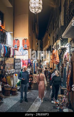Rue typique de Grenade avec boutiques de souvenirs la nuit. Banque D'Images