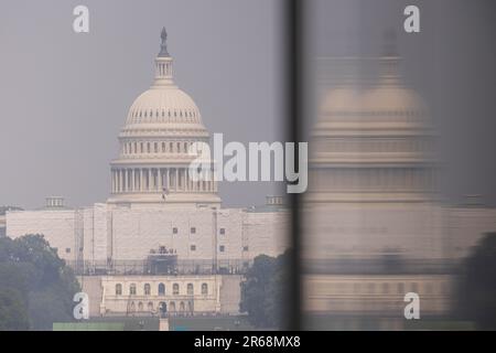 Washington, États-Unis. 7th juin 2023. États-Unis Le bâtiment du Capitole est entouré de brume, car la fumée des feux de forêt au Canada apporte une qualité d'air malsaine à la côte est, à Washington, DC, aux États-Unis, on 7 juin, 2023. Credit: Aaron Schwartz/Xinhua/Alay Live News Banque D'Images