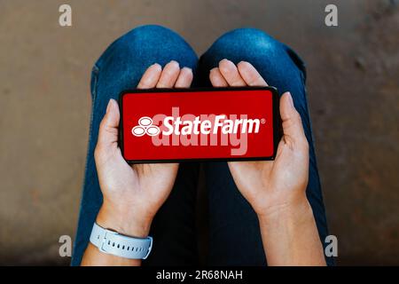 Brésil. 7th juin 2023. Dans cette illustration, le logo State Farm Insurance s'affiche sur l'écran d'un smartphone. (Credit image: © Rafael Henrique/SOPA Images via ZUMA Press Wire) USAGE ÉDITORIAL SEULEMENT! Non destiné À un usage commercial ! Banque D'Images