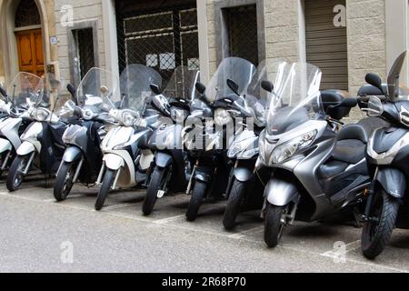 Urban Motorcycles s'est installé dans la rue de Florence, en Italie Banque D'Images