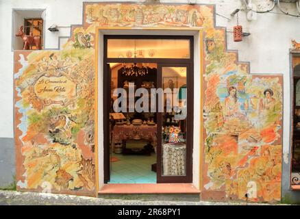 Façade en céramique d'un magasin de poterie à Vietri sul Mare, Italie Banque D'Images