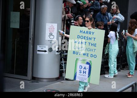 Les spécialistes du marketing tiennent un écriteau tout en distribuant des boissons à la presse, à l'extérieur des cours royales de justice, à la haute Cour de Grande-Bretagne, pendant le procès du prince Harry, duc de Sussex. Le prince Harry a pris position en tant que témoin dans le cadre de revendications contre un éditeur de tabloïds britannique, le dernier de ses batailles juridiques avec la presse. Le fils plus jeune du roi Charles III deviendra le premier roi britannique à témoigner devant les tribunaux pendant plus d'un siècle lorsqu'il témoignera contre Mirror Group Newspapers (MGN). (Photo de Loredana Sangiuliano/SOPA Images/Sipa USA) Banque D'Images