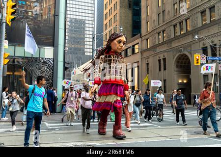 Toronto, Canada - 07 juin 2023 : des centaines d'autochtones, de militants de la justice sociale et de partisans ont accueilli « Little Amal ». La marionnette de 3,6 mètres (12 pieds), symbolisant un réfugié syrien âgé de 10 ans, a mené une marche pacifique dans le centre-ville de Toronto dans le cadre d'une campagne mondiale Banque D'Images