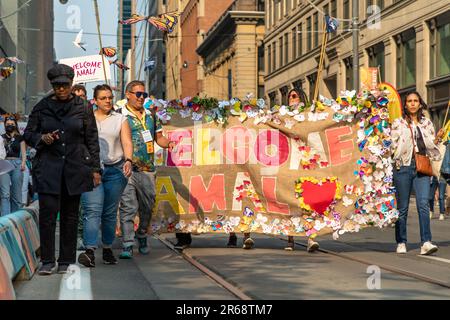 Toronto, Canada - 07 juin 2023 : des centaines d'autochtones, de militants de la justice sociale et de partisans ont accueilli « Little Amal ». La marionnette de 3,6 mètres (12 pieds), symbolisant un réfugié syrien âgé de 10 ans, a mené une marche pacifique dans le centre-ville de Toronto dans le cadre d'une campagne mondiale Banque D'Images