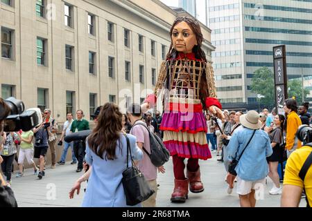 Toronto, Canada - 07 juin 2023 : des centaines d'autochtones, de militants de la justice sociale et de partisans ont accueilli « Little Amal ». La marionnette de 3,6 mètres (12 pieds), symbolisant un réfugié syrien âgé de 10 ans, a mené une marche pacifique dans le centre-ville de Toronto dans le cadre d'une campagne mondiale Banque D'Images