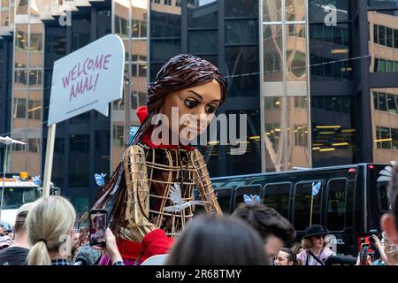 Toronto, Canada - 07 juin 2023 : des centaines d'autochtones, de militants de la justice sociale et de partisans ont accueilli « Little Amal ». La marionnette de 3,6 mètres (12 pieds), symbolisant un réfugié syrien âgé de 10 ans, a mené une marche pacifique dans le centre-ville de Toronto dans le cadre d'une campagne mondiale Banque D'Images