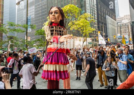 Toronto, Canada - 07 juin 2023 : des centaines d'autochtones, de militants de la justice sociale et de partisans ont accueilli « Little Amal ». La marionnette de 3,6 mètres (12 pieds), symbolisant un réfugié syrien âgé de 10 ans, a mené une marche pacifique dans le centre-ville de Toronto dans le cadre d'une campagne mondiale Banque D'Images