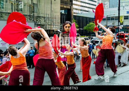 Toronto, Canada - 07 juin 2023 : des centaines d'autochtones, de militants de la justice sociale et de partisans ont accueilli « Little Amal ». La marionnette de 3,6 mètres (12 pieds), symbolisant un réfugié syrien âgé de 10 ans, a mené une marche pacifique dans le centre-ville de Toronto dans le cadre d'une campagne mondiale Banque D'Images