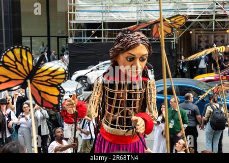 Toronto, Canada - 07 juin 2023 : des centaines d'autochtones, de militants de la justice sociale et de partisans ont accueilli « Little Amal ». La marionnette de 3,6 mètres (12 pieds), symbolisant un réfugié syrien âgé de 10 ans, a mené une marche pacifique dans le centre-ville de Toronto dans le cadre d'une campagne mondiale Banque D'Images