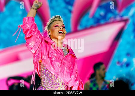 7 juin 2023, Royaume-Uni: 7 juin 2023, Bolton, royaume-Uni: La chanteuse américaine PINK se produit au stade de l'Université de Bolton, lors de la soirée d'ouverture de sa tournée du carnaval d'été. Le topper So What, qui a fait la dernière tournée au Royaume-Uni en 2019, se rendra également à Sunderland, Birmingham et Londres avant les dates européennes et américaines. (Credit image: © Andy Von PIP/ZUMA Press Wire) USAGE ÉDITORIAL SEULEMENT! Non destiné À un usage commercial ! Banque D'Images