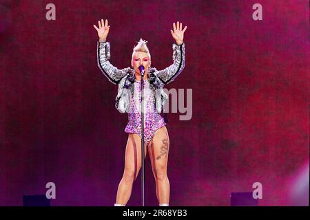 7 juin 2023, Royaume-Uni: 7 juin 2023, Bolton, royaume-Uni: La chanteuse américaine PINK se produit au stade de l'Université de Bolton, lors de la soirée d'ouverture de sa tournée du carnaval d'été. Le topper So What, qui a fait la dernière tournée au Royaume-Uni en 2019, se rendra également à Sunderland, Birmingham et Londres avant les dates européennes et américaines. (Credit image: © Andy Von PIP/ZUMA Press Wire) USAGE ÉDITORIAL SEULEMENT! Non destiné À un usage commercial ! Banque D'Images