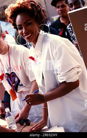 Photos de célébrités du 90s que j'ai tourné sur E6 à Hollywood. Jody Watley en coulisses lors d'un concert KIIS. Banque D'Images