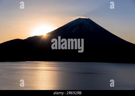 Coucher de soleil sur le lac Yamanaka et le mont Fuji Banque D'Images