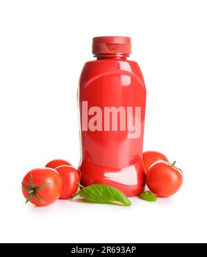 Bouteille de ketchup et de tomates sur fond blanc Banque D'Images