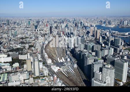 Prise de vue aérienne de la gare Shinagawa du côté sud-ouest vers le centre-ville - direction de la tour de l'arbre de ciel Banque D'Images