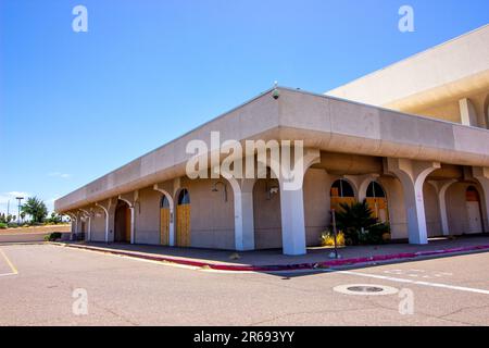 Coin du grand magasin abandonné avec portes intégrées Banque D'Images