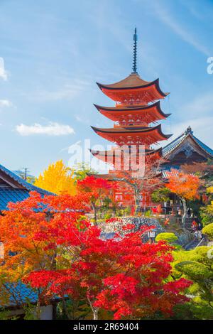 Pagode de cinq étages en automne Banque D'Images