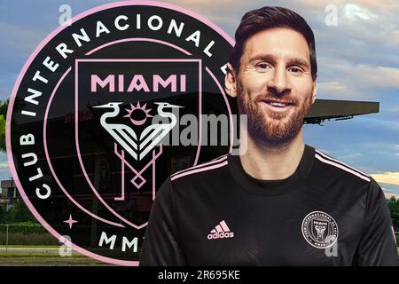 Lionel Messi avec le maillot Inter Miami, le bouclier et le stade en arrière-plan Banque D'Images