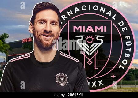 Lionel Messi avec le maillot Inter Miami, le bouclier et le stade en arrière-plan Banque D'Images