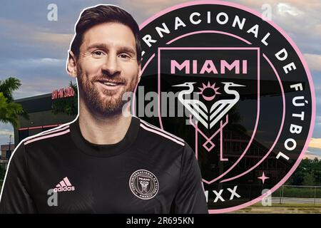 Lionel Messi avec le maillot Inter Miami, le bouclier et le stade en arrière-plan. Portrait d'un Messi heureux. Meilleur joueur de football. Banque D'Images