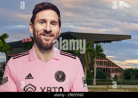 Lionel Messi avec le maillot Inter Miami et le stade en arrière-plan Banque D'Images