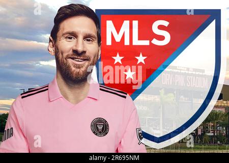 Lionel Messi avec le maillot Inter Miami, le bouclier de la MLS et le stade en arrière-plan. Portrait d'un Messi heureux. Meilleur joueur de football. Banque D'Images