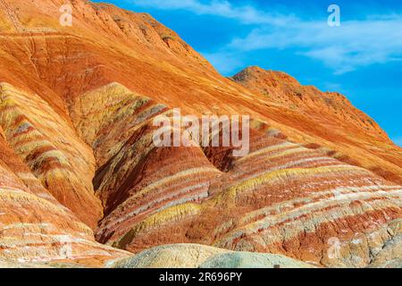 Les montagnes Rainbow de Chine dans le parc géologique du Zhangye Danxia Landform sont une merveille géologique du monde, ces célèbres montagnes chinoises Banque D'Images